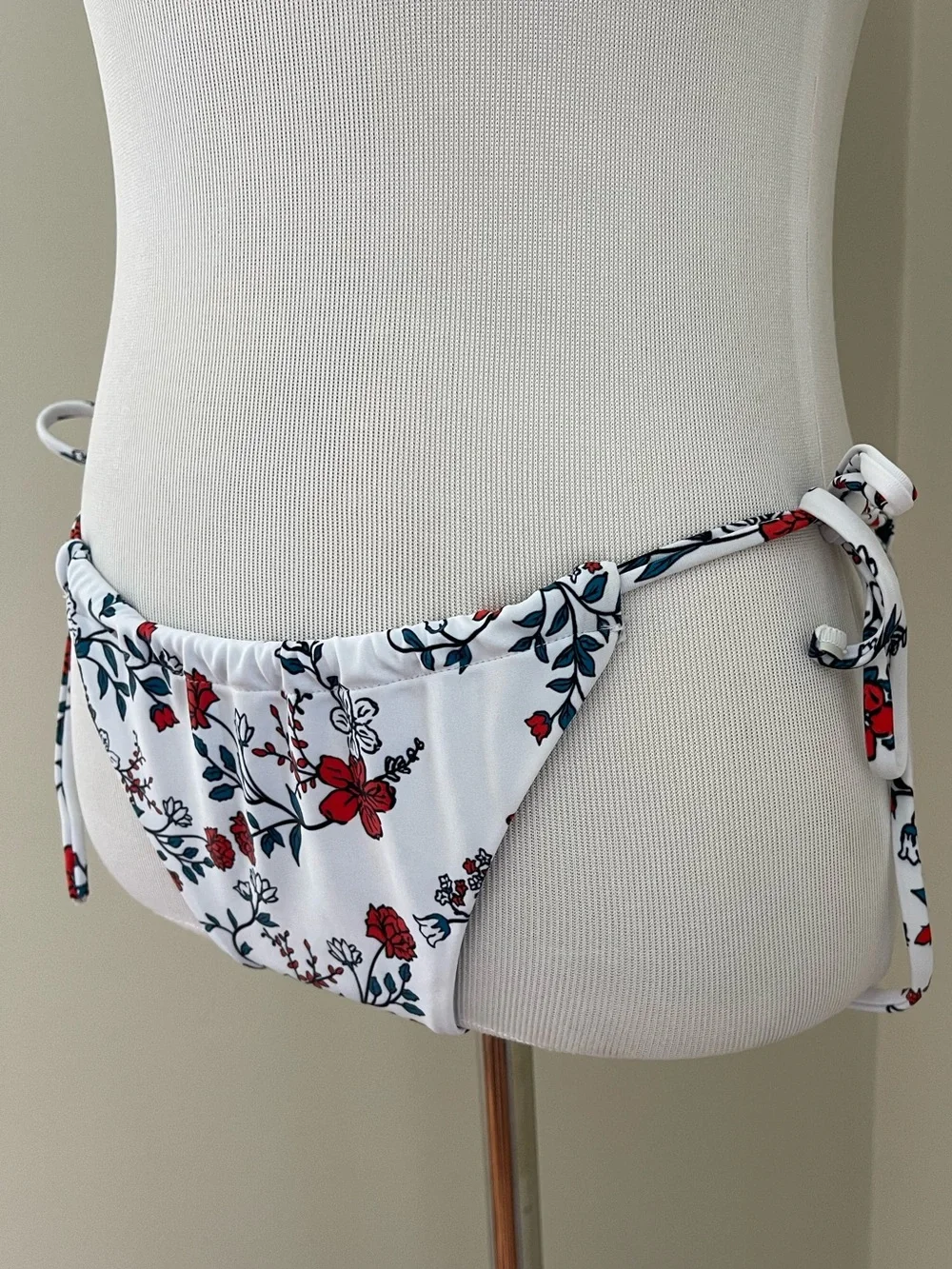 Zaful White Floral Bandeau Bikini with Red & Navy Accents Women’s S - US 4 EU 36
